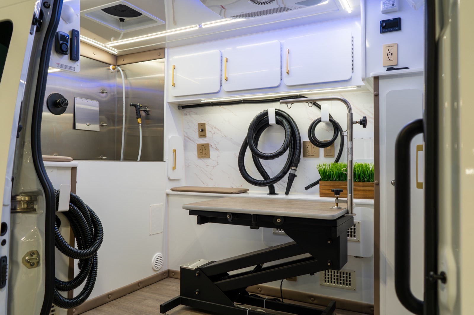 Premium Wag'n Tails mobile salon interior with Smart Table, stainless tub, and Luxe finishes