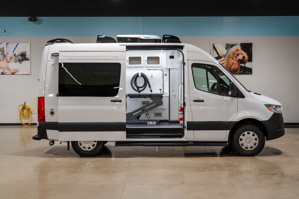 Side profile with sliding door open to the salon