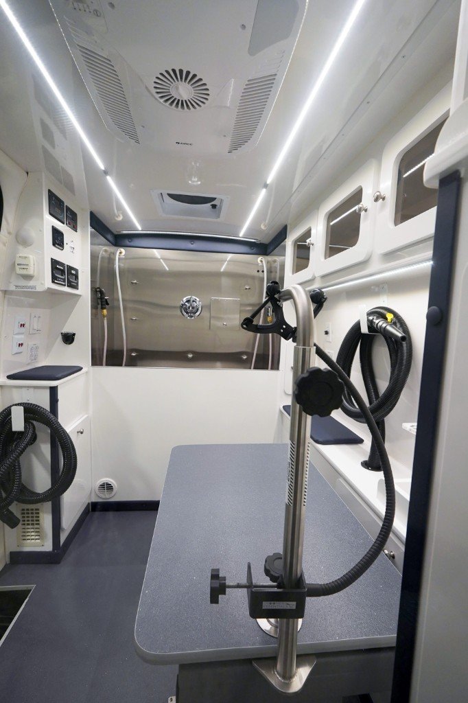 Quantum Groom salon looking toward the stainless tub