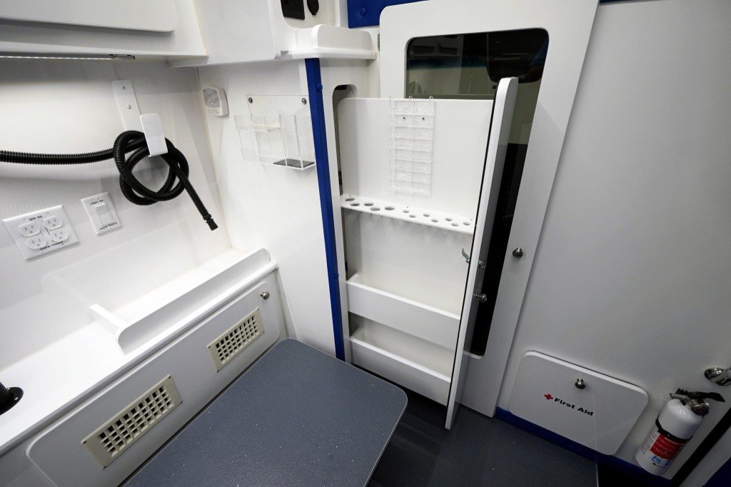 Quantum Groom tool storage and first aid area
