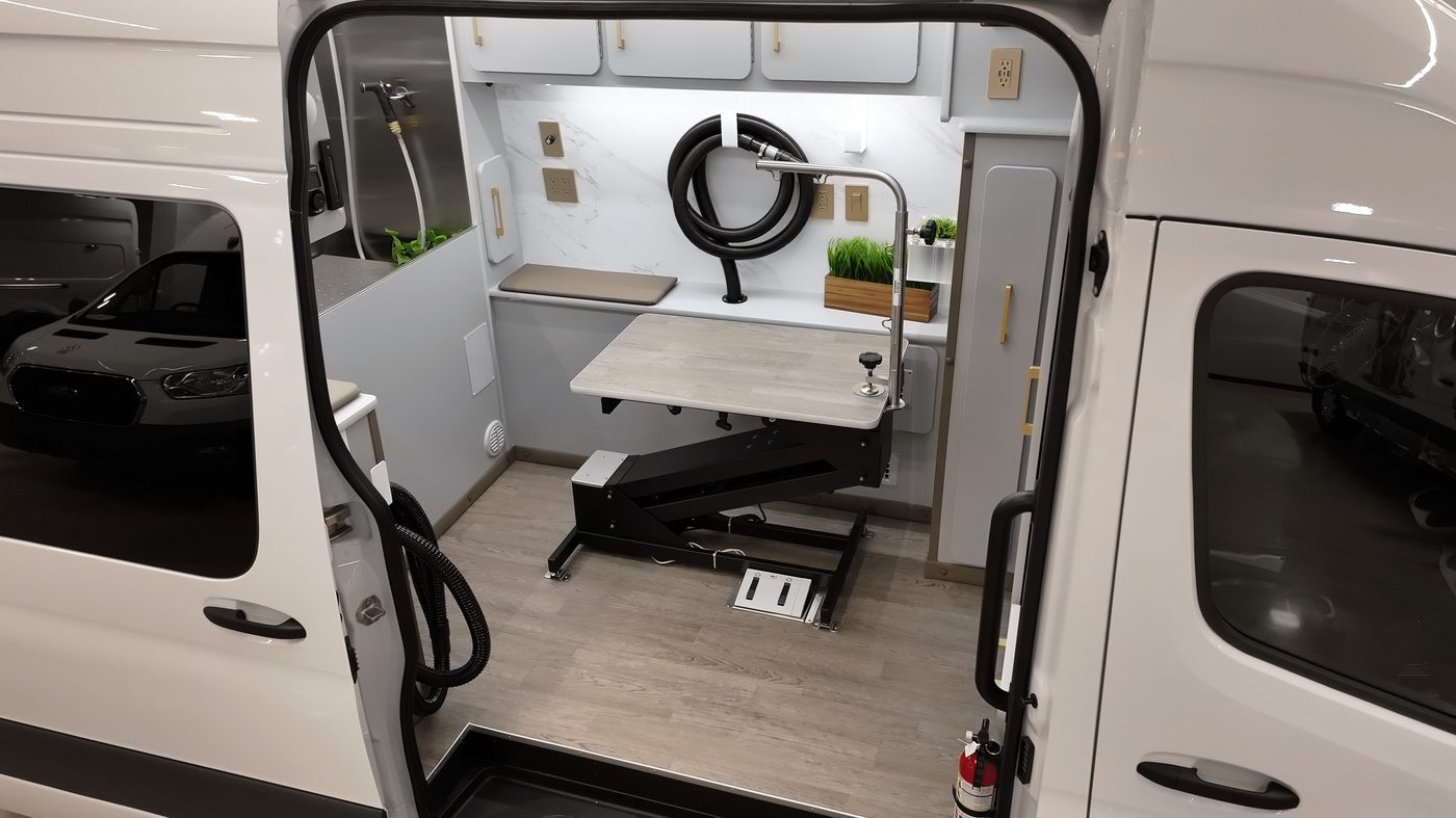 Quantum Luxe Sprinter salon exterior