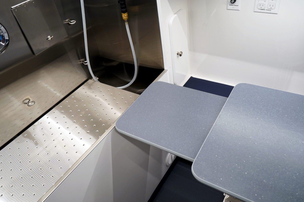 Ultra Groom bathing tub and Smart Table close-up